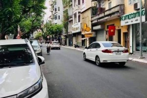 6 Bedroom Townhouse for sale in Lieu Giai, Ha Noi